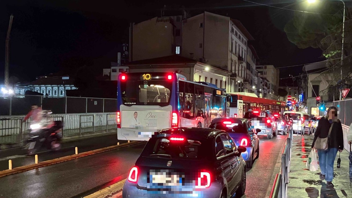 Firenze, incubo code a Ponte al Pino: primi assaggi di lavori e disagi a partire da sabato 27 dicembre