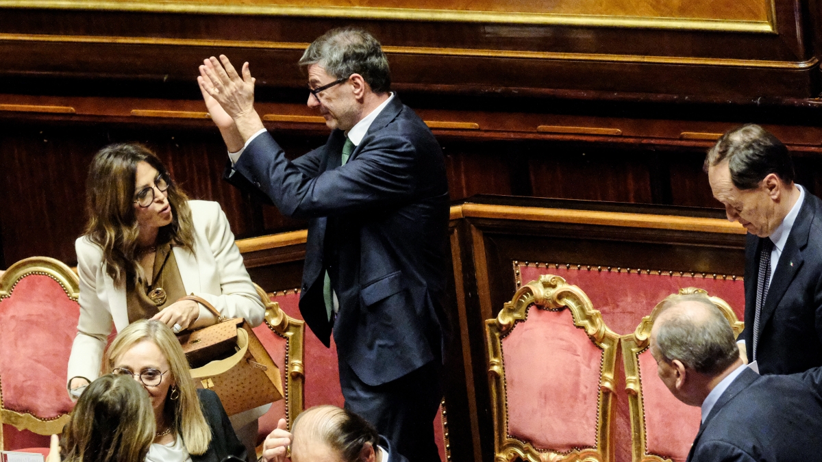 Manovra, il testo alla Camera. Bagarre in aula su Hannoun. Pd: destra irresponsabile