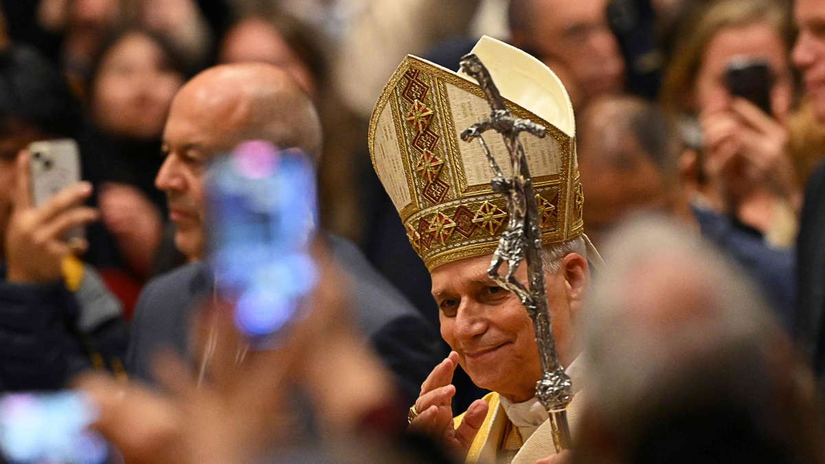 Il Papa a sorpresa in piazza San Pietro: «Grazie per essere qui anche con la pioggia, auguri a tutti»