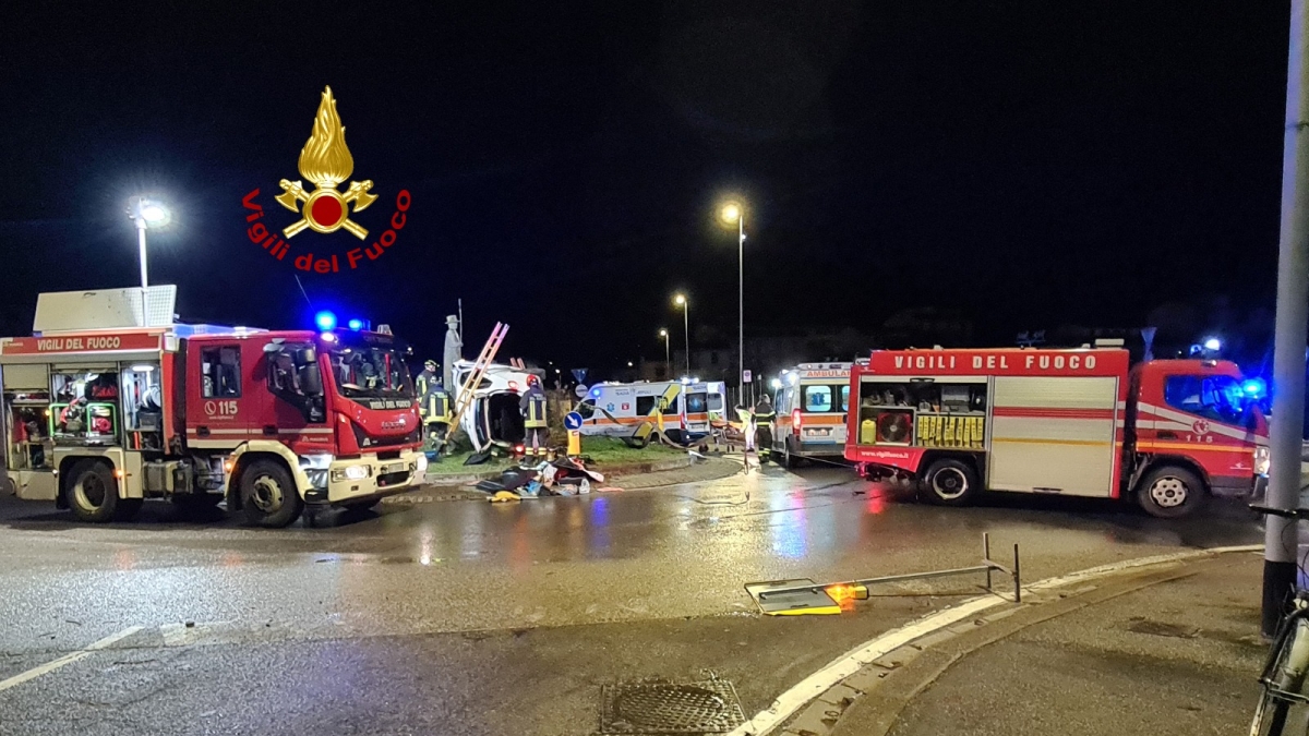 Firenze, finisce contro la rotonda con la statua di Folon e si ribalta: un ferito nella notte di Natale