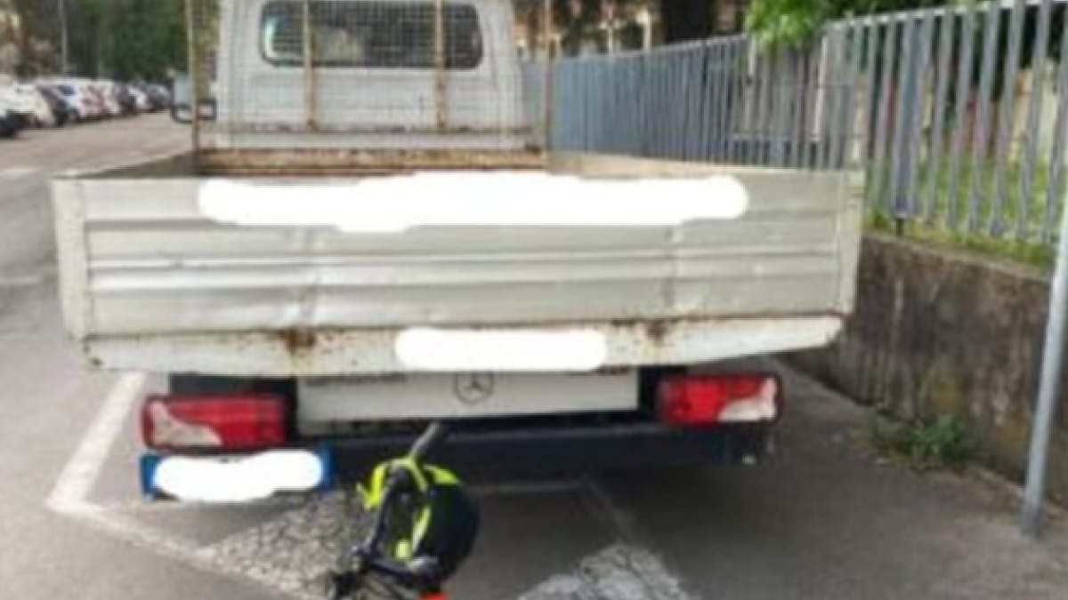 Lainate, bimbo di 8 anni urta con la bici un camion parcheggiato in divieto e cade. Ma a ricevere la multa è il papà «perché non ha vigilato»