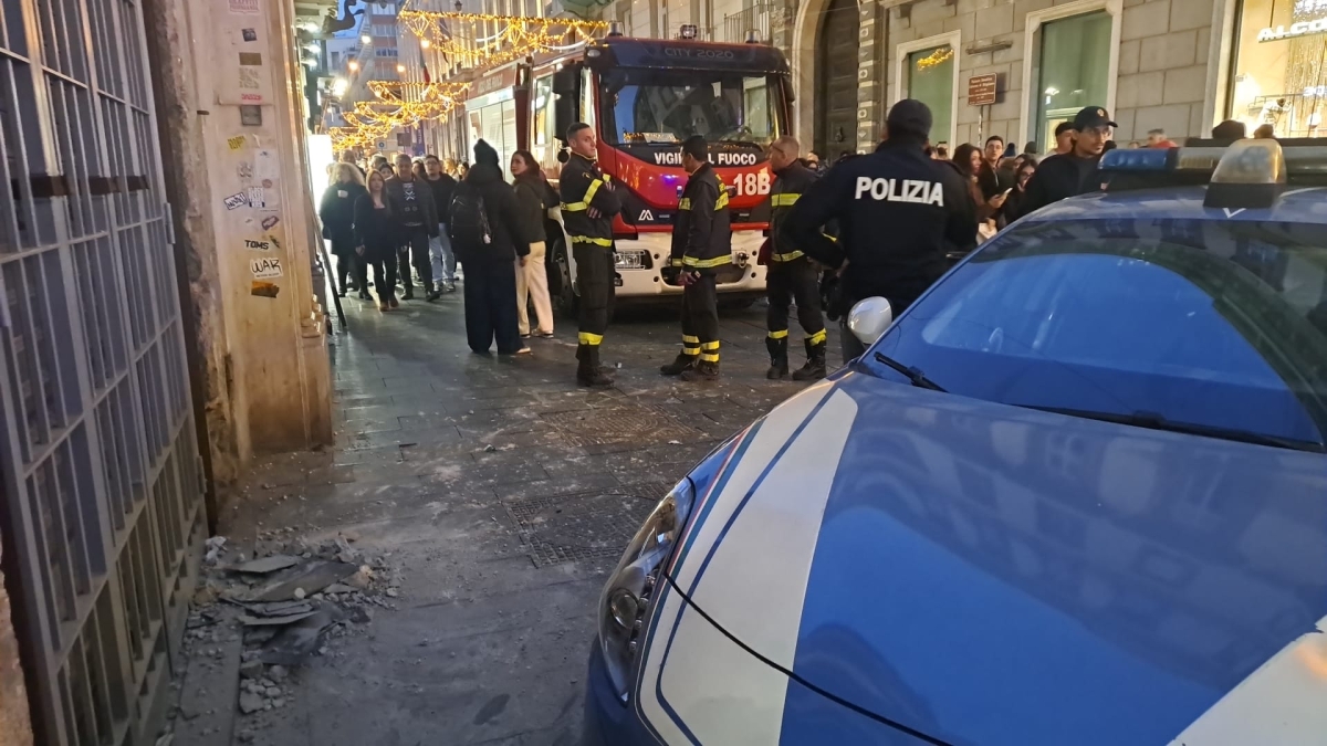 Napoli, cadono calcinacci sulla folla in via Toledo: ferite in modo lieve due turiste