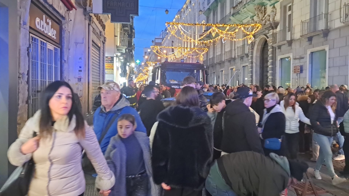 Via Toledo, cadono calcinacci: paura e due donne ferite