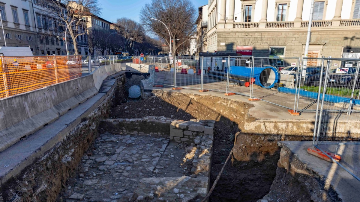 Firenze, cantieri del tram in piazza Beccaria in stallo per le mura trecentesche: la nuova ipotesi di Palazzo Vecchio è «passare attraverso»