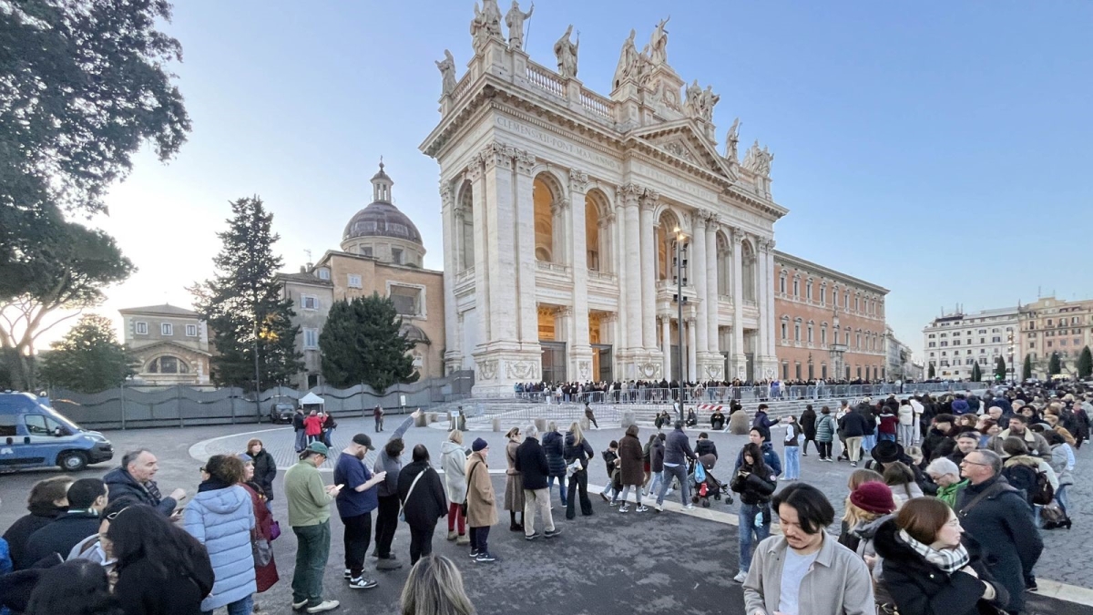 Giubileo, oggi chiude la Porta Santa di San Giovanni: aperta nel 1425 è la più antica di Roma (e del mondo)