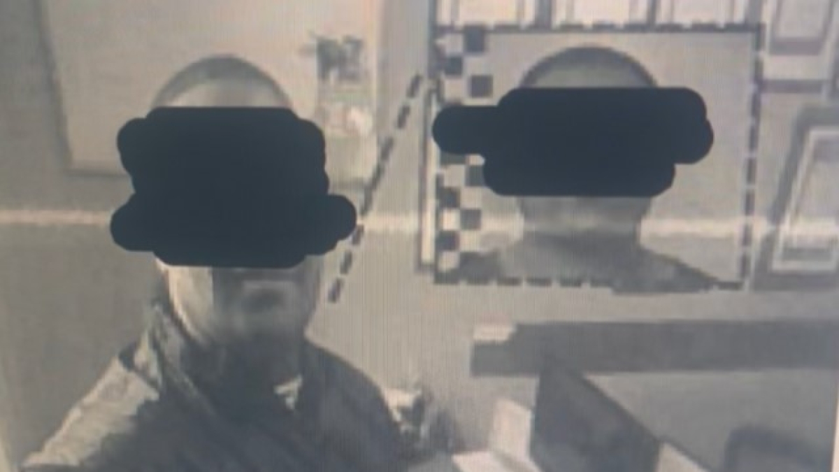 Roma, paletta e giubbotto con la scritta «Polizia»: le visite in commissariato dell'informatore complice degli agenti-rapinatori