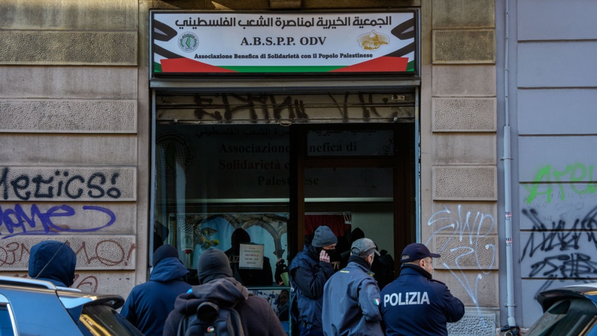 Terrorismo, perquisita a Milano la sede dell'associazione filo palestinese «La Cupola d'Oro» in via Venini: «Finanziavano Hamas»