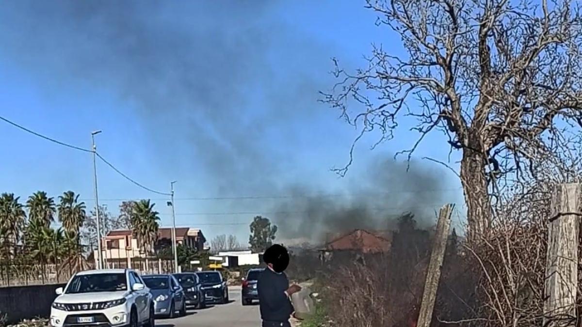 Casalnuovo, cronista filma un uomo che dà fuoco ai rifiuti sul bordo della strada: minacciato. Indagano i carabinieri