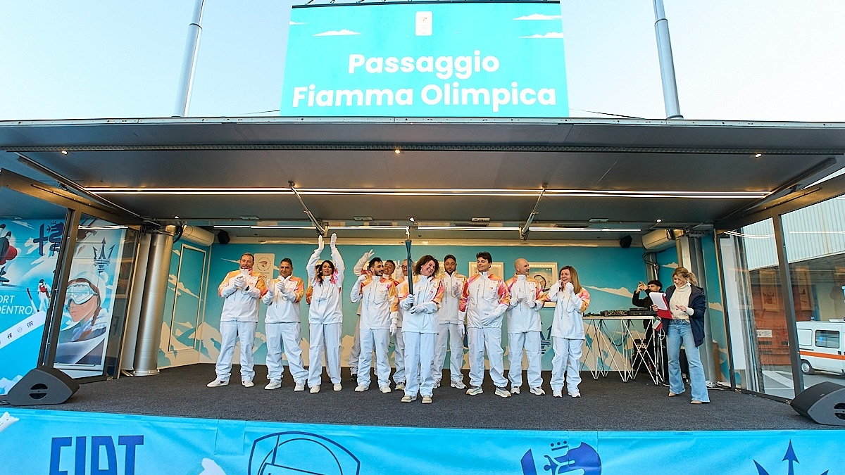 Pomigliano, la fiaccola olimpica nello stabilimento Stellantis: tra i tedofori la fondista Stefania Belmondo