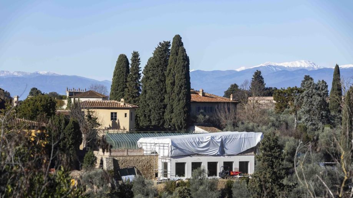 L'enorme «cubo bianco» del magnate indiano sulle colline di Firenze: zero controlli in 5 anni di lavori