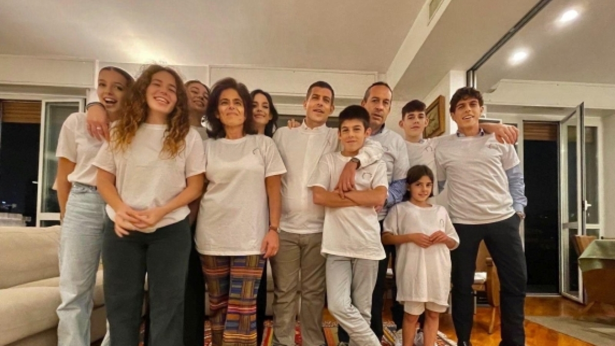 Francesca Piol e Paolo Grillo, i medici con dieci figli da 11 a 28 anni: «La casa del nonno in regalo, il resto calcolato al millimetro: tra noi ognuno ha un compito»
