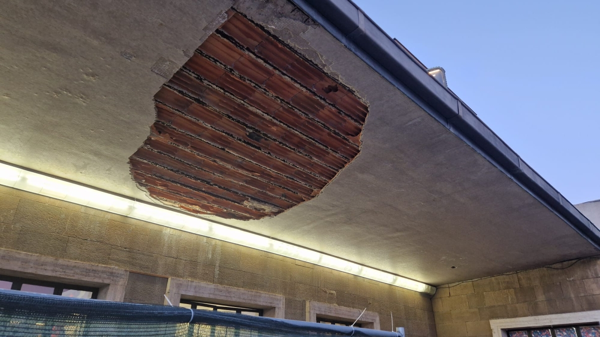 Firenze, crolla un pezzo di pensilina della stazione nell'area di sosta dei taxi: tanta paura, nessun ferito