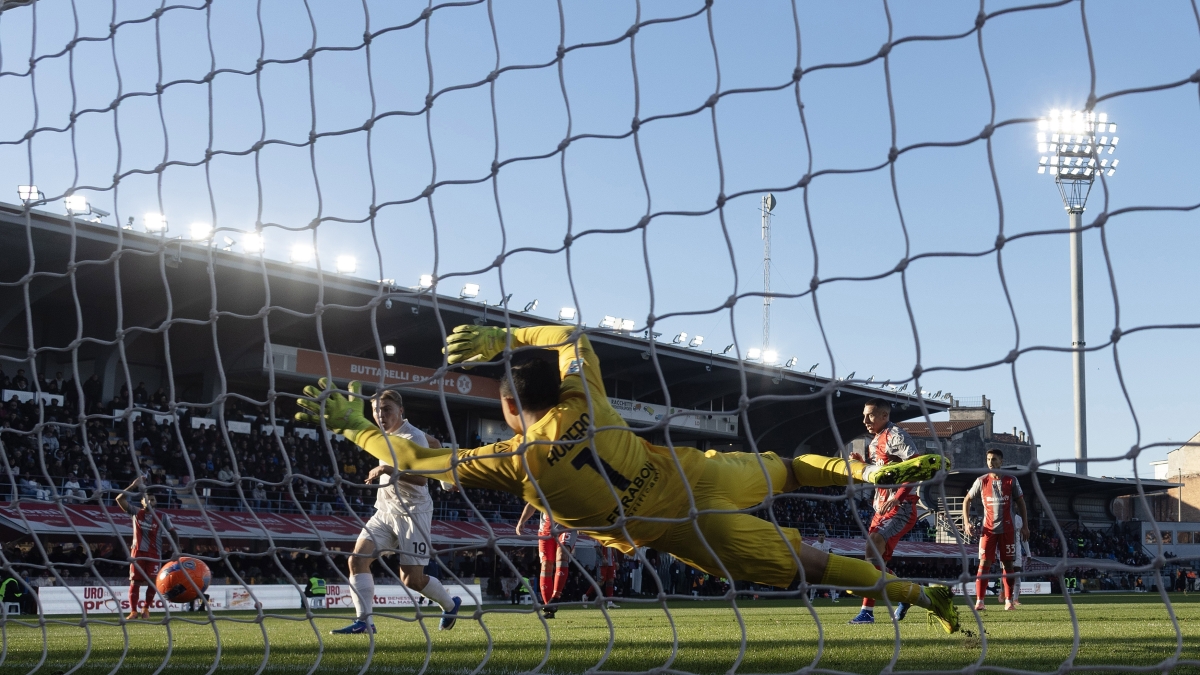 Højlund ormai è una sentenza: doppietta alla Cremonese e il Napoli di Conte batte (anche) il mal di trasferta