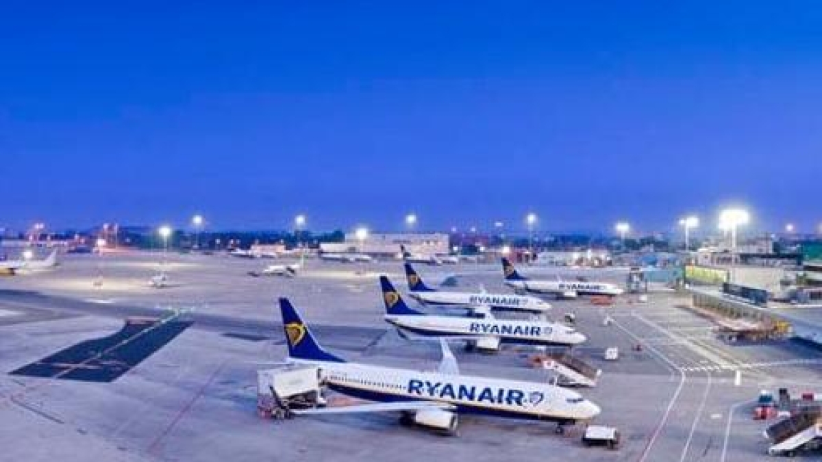 Pisa, passeggeri litigano con un'addetta dell'aeroporto per i bagagli troppo pesanti e la mandano in ospedale