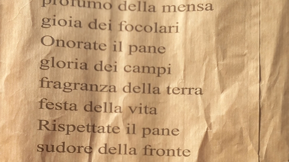 Arezzo, due anni dopo torna il «pane del duce»: nuova polemica per le buste del fornaio con la poesia di Mussolini
