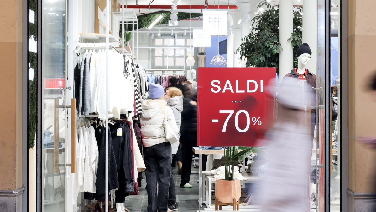 Saldi a Napoli, prima giornata flop. Ma i commercianti ribattono: «E' uno strumento utile»