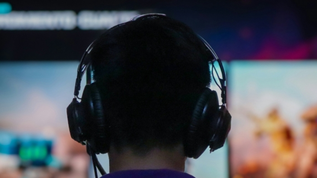 «Nostro figlio, 15 anni, Hikikomori. Esplosioni d'ira e pugni, ore sui videogiochi: ma togliergli pc e smartphone è stato l'errore più grande»