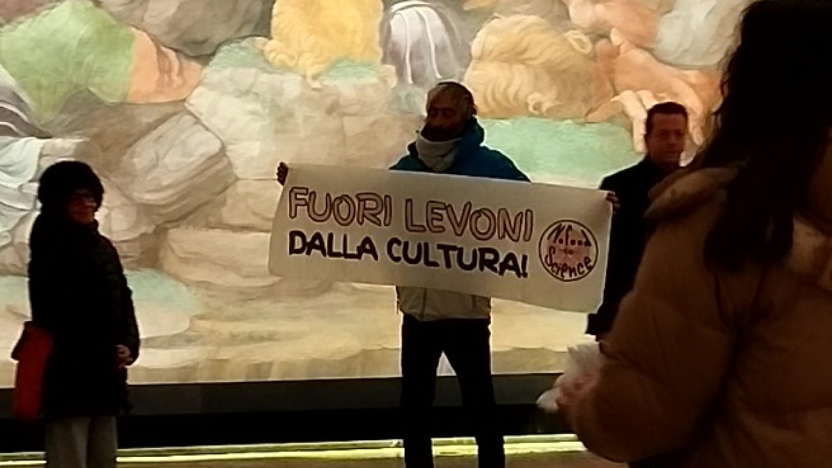 Mantova, ancora un blitz degli animalisti a Palazzo Te: la Sala dei Giganti imbrattata con la farina. Il sindaco: «Atto inutile, chiederemo i danni»