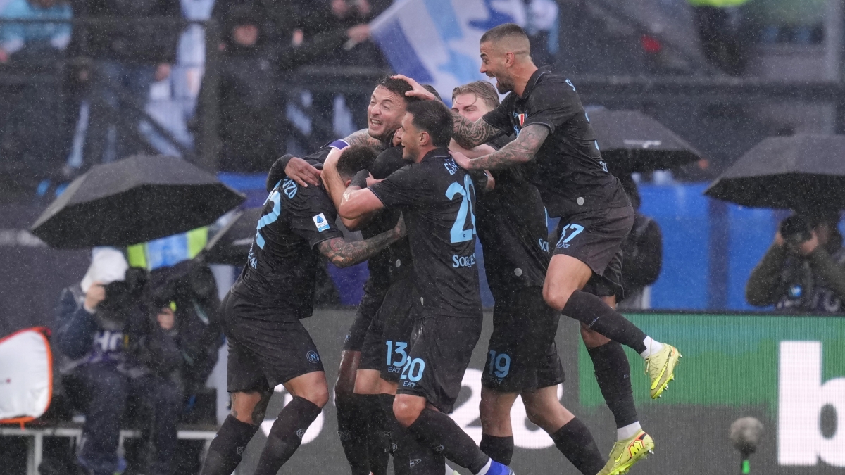 Il Napoli domina (anche) la Lazio: quarto 2-0 consecutivo e si torna a coltivare il sogno con il «numero 5»