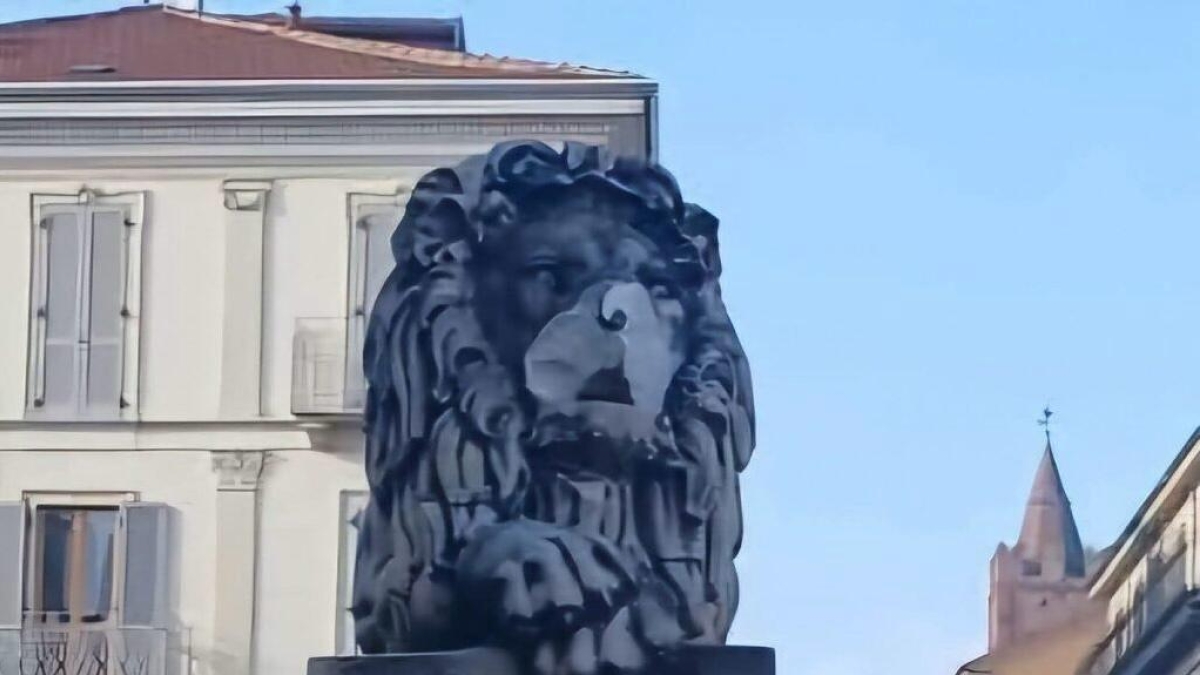 Monza, vandalizzato il Ponte dei Leoni: il muso della statua sfregiato con una spranga. La rabbia sui social: «Atto vile». Si setacciano i filmati delle telecamere