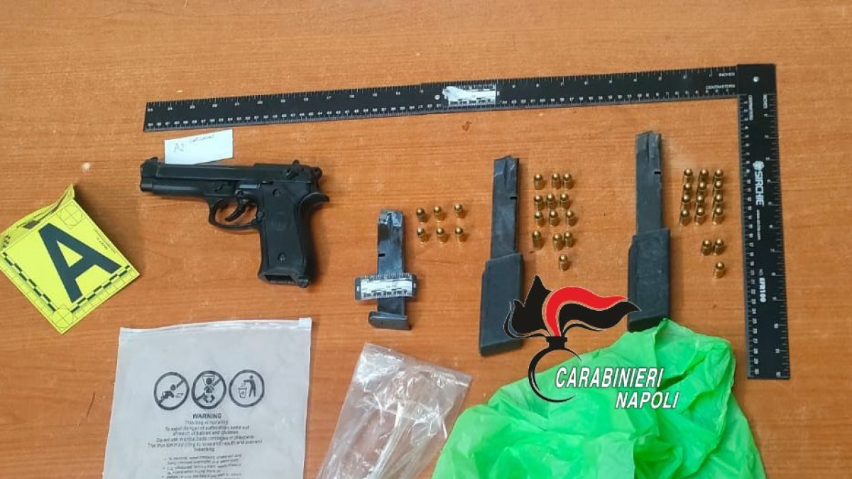 Napoli, mercato parallelo delle «armi fantasma»: i carabinieri trovano un arsenale in uno zaino
