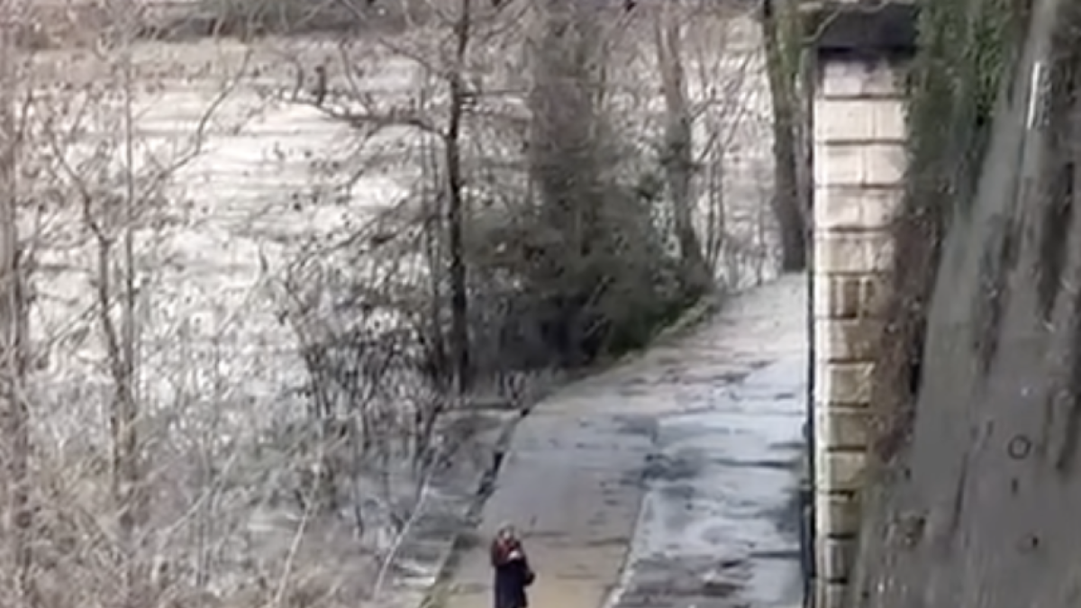 Pioggia a Roma, preoccupano i fiumi Aniene e Tevere. Strade allagate, pericolo buche: «Rischio incidenti»