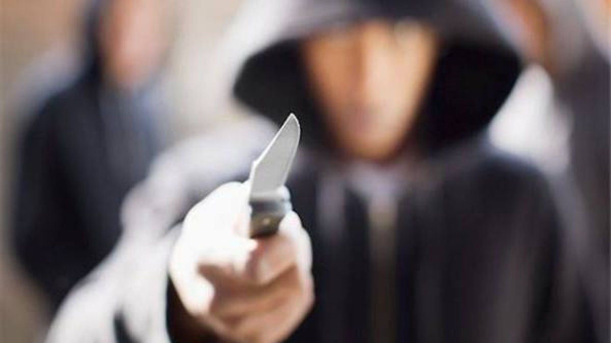 Napoli, tre compagni di scuola minorenni assalgono con un coltello 17enne a scopo di rapina: arrestati