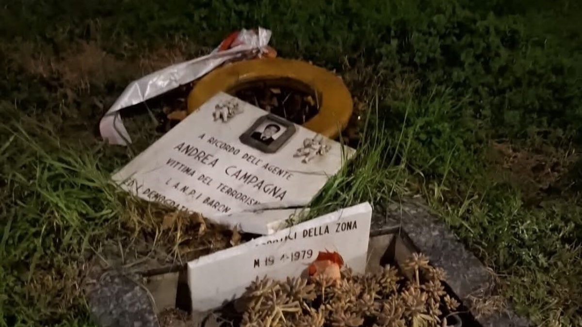 Milano, vandalizzata la targa commemorativa dedicata all'agente della Digos Andrea Campagna, ucciso in un attentato nel 1979