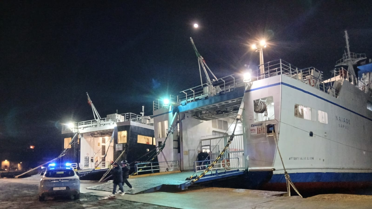 C'è troppo vento e il traghetto non riesce ad attraccare, i tifosi procidani di ritorno dallo stadio Maradona dirottati su Ischia