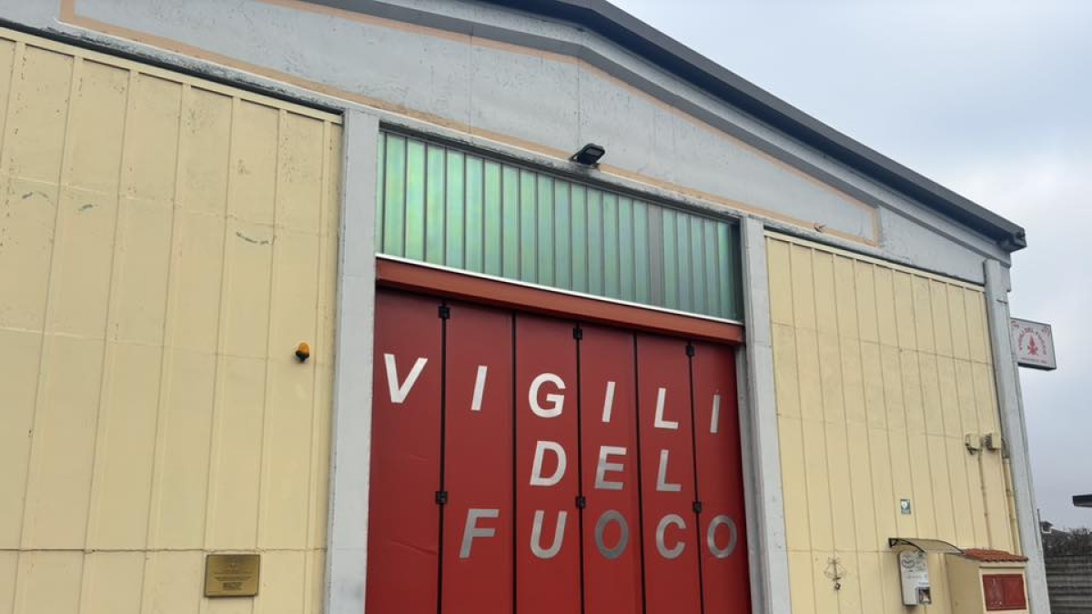 Mede, rubano nella caserma dei pompieri dall'autobotte alle motoseghe: si cerca la banda di ladri composta da sei persone