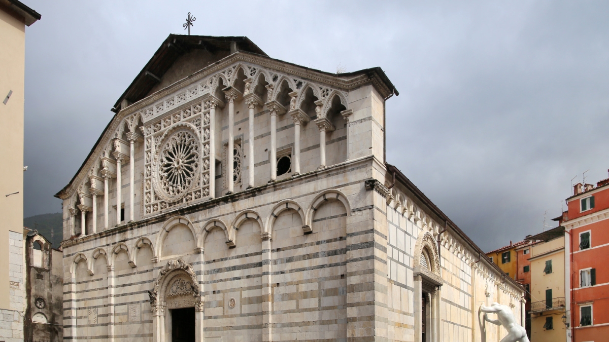 Carrara, il parroco chiude il Duomo al pubblico: «Troppi furti, l'ultimo nel tabernacolo»