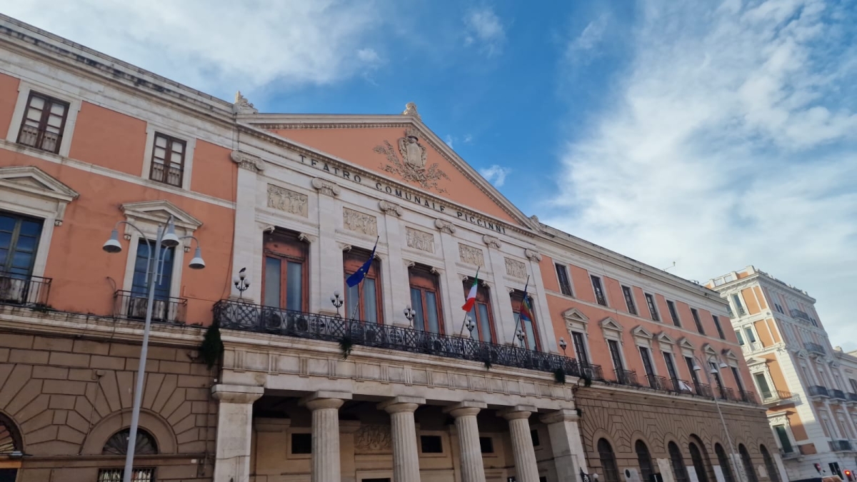 «Il palazzo del Comune di Bari è decadente, serve più decoro. E via gli striscioni non istituzionali»: la Lega scrive a Leccese