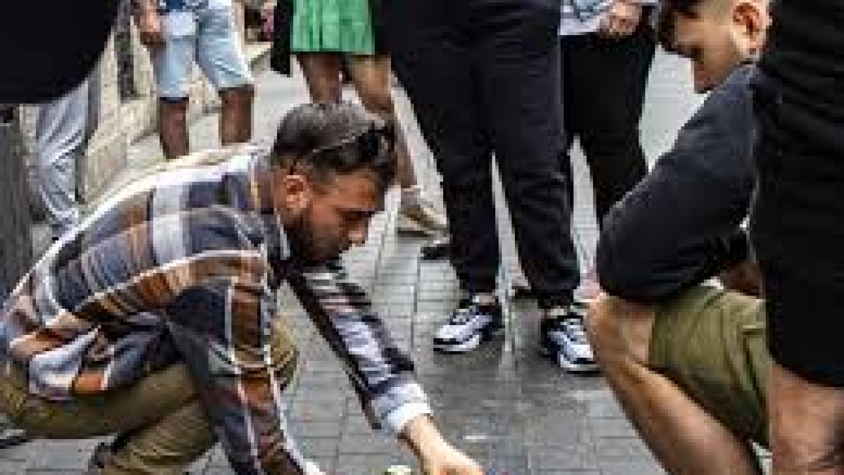 Roma, tutti i trucchi della «truffa delle campanelle» in via del Corso: la pallina di spugna, il tappeto e i complici finti scommettitori