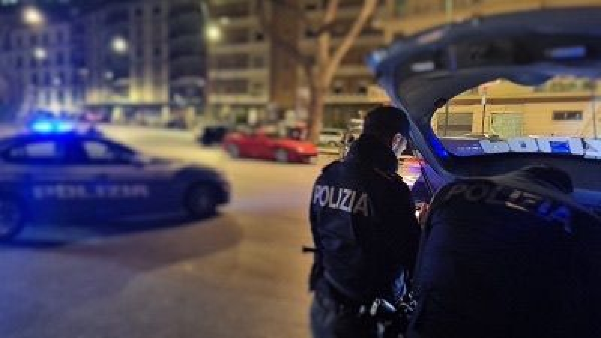Napoli, spari in piazza Carolina: quattro arresti della polizia, tre sono minorenni