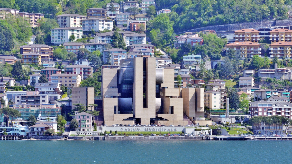 Campione d'Italia, il Comune assume. Polemica sui maxi stipendi: 4,7 milioni di euro per 21 dipendenti. Il sindaco: «In linea con la Svizzera»