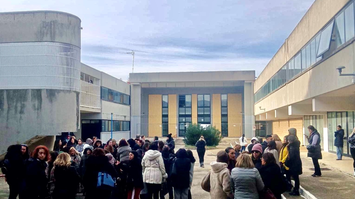 Da Scampia a Ponticelli, scuole al gelo e rovinate: «Bagni inutilizzabili e aule insalubri». Genitori occupano un plesso nuovo non consegnato e scrivono a Valditara