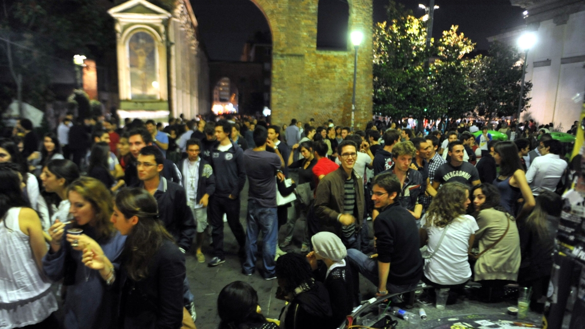 Milano, l’appello di una madre: «Mio figlio rapinato in piazza Leonardo. I luoghi di ritrovo degli adolescenti sono spazi che vanno presidiati»