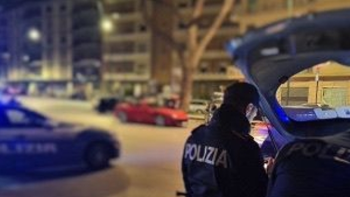 Napoli, 7 fermi per la sparatoria tra gang nei pressi della Prefettura: si costituisce maggiorenne