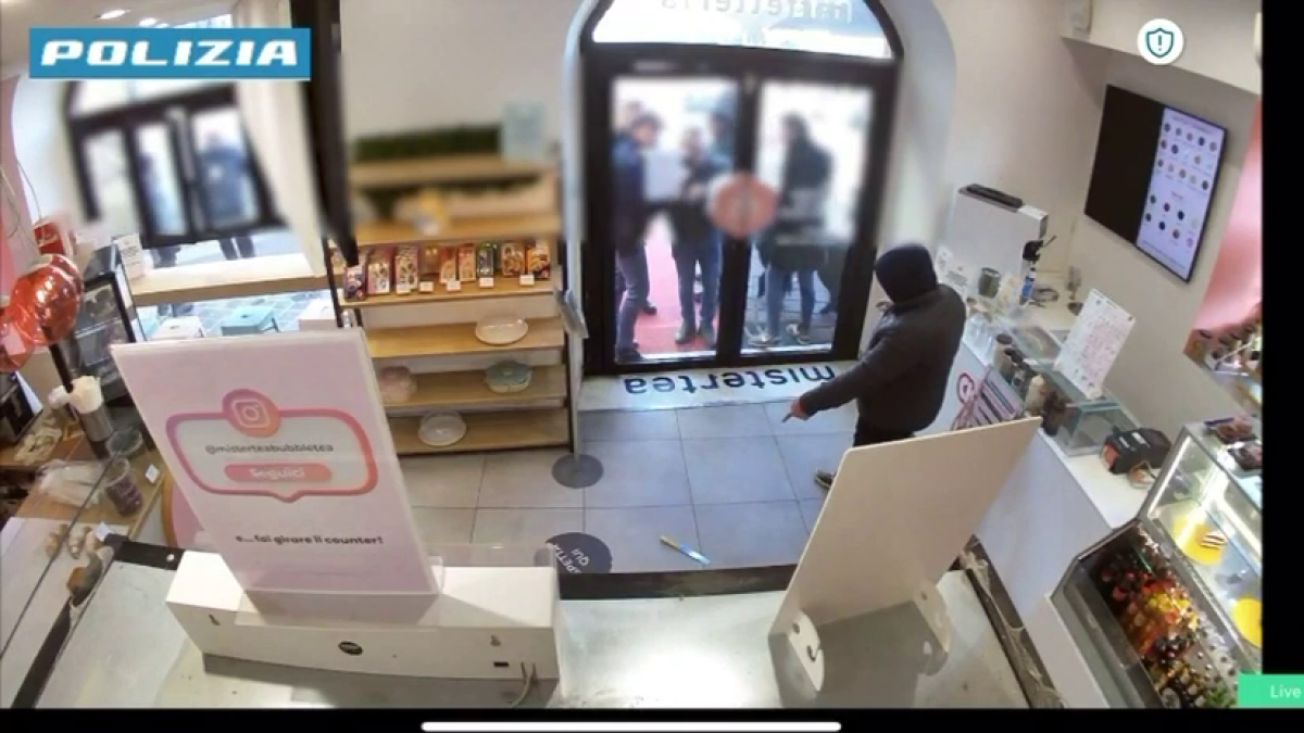 Monza, quattordicenne tenta rapina, poi si barrica nel negozio: arrestato. Aveva già ferito con un coltellino un compagno di scuola