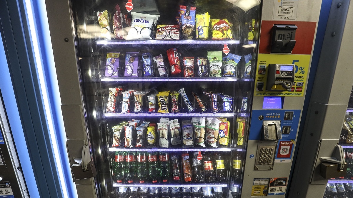 Ischia, bevono acqua minerale acquistata a scuola: quattro studenti in ospedale per sospetta intossicazione