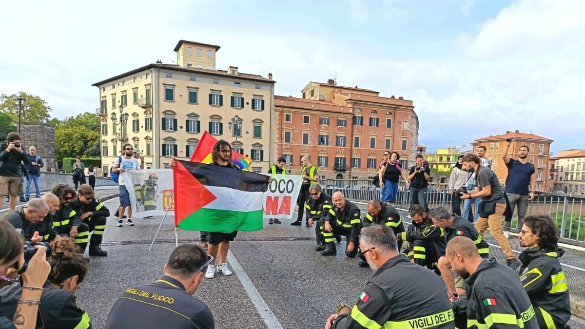 Pisa, i Vigili del fuoco si inginocchiano per le vittime di Gaza. Il Viminale: «Erano in divisa, discredito su tutti i pompieri»