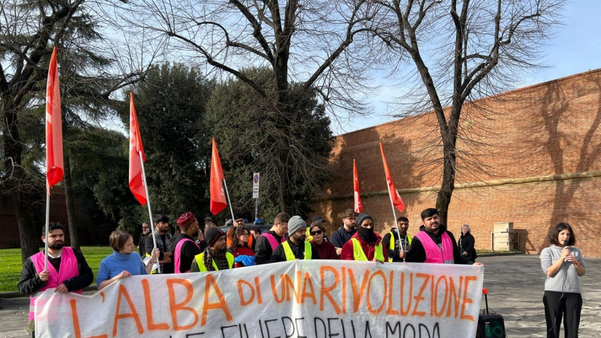 Firenze, presidio dei lavoratori dell’azienda Alba di Montemurlo davanti a Pitti: «Un tavolo subito con le istituzioni»