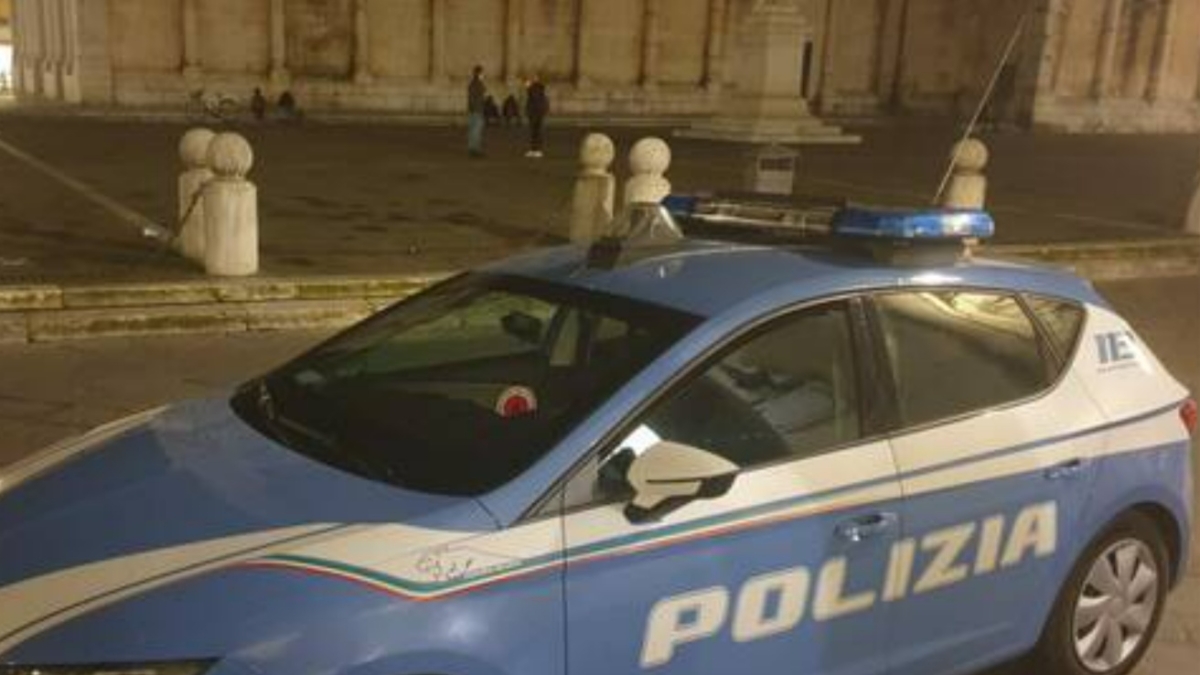 Lucca, bussa alla porta del bagno occupato: 16enne picchiato brutalmente da un gruppo di giovani fuori da un locale