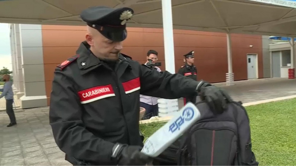 Napoli, metal detector a scuola per evitare che i ragazzi portino armi in classe