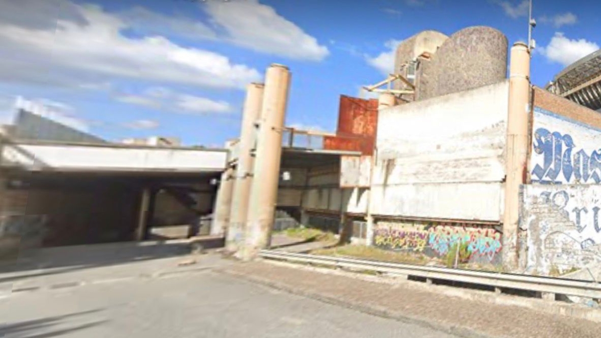 Napoli, donna colpita da un monopattino lanciato da un parcheggio sopraelevato: denunciati due minorenni