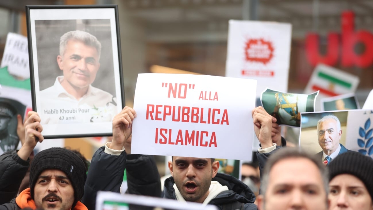 Proteste Iran a Milano, in centinaia davanti al consolato di via Monte Rosa: «Giorgia Meloni lo chiuda»