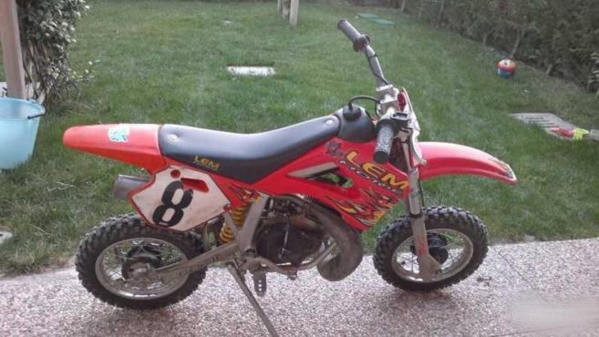 Napoli, undicenne precipita da quattro metri dopo avere urtato un parapetto con la sua mini motocross: è grave