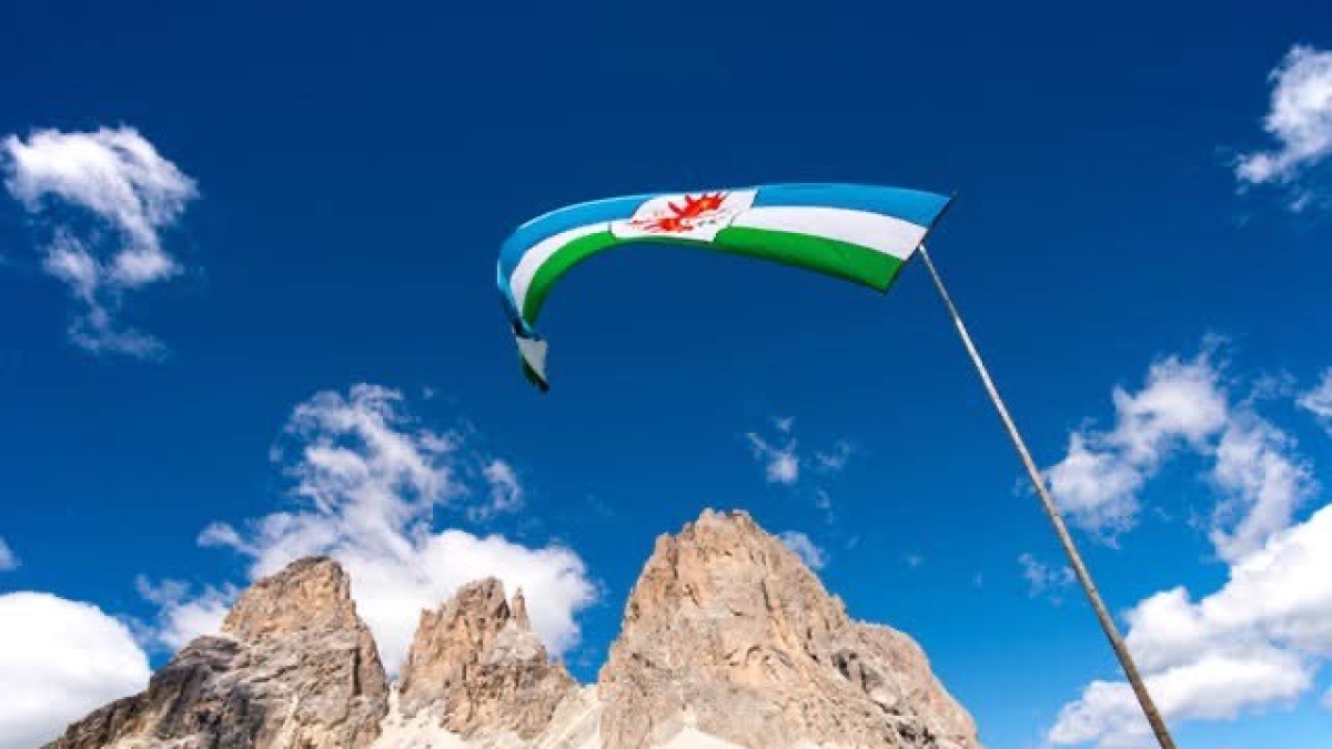 Rivolta dei ladini contro Milano-Cortina, 500 bandiere vendute: «Basta decisioni calate dall'alto, vogliamo riconosciuta la nostra identità»