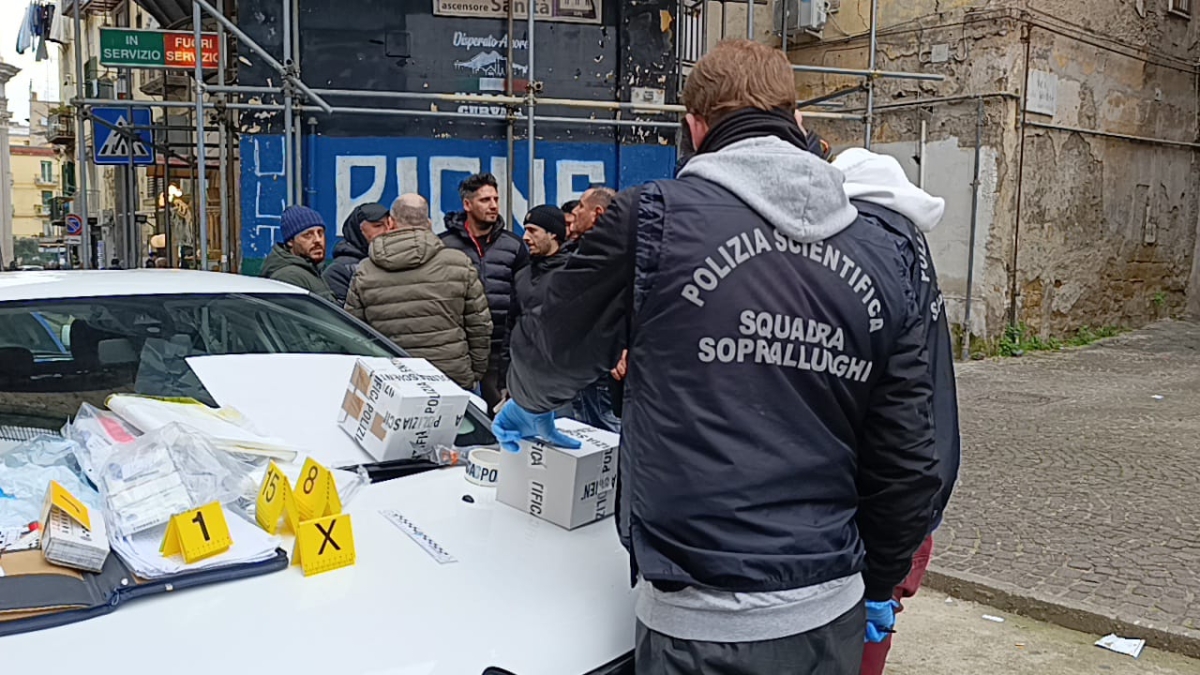 Napoli, sparatoria al rione Sanità: due giovani feriti. Diciannovenne grave in Rianimazione, colpito a un braccio un 20enne