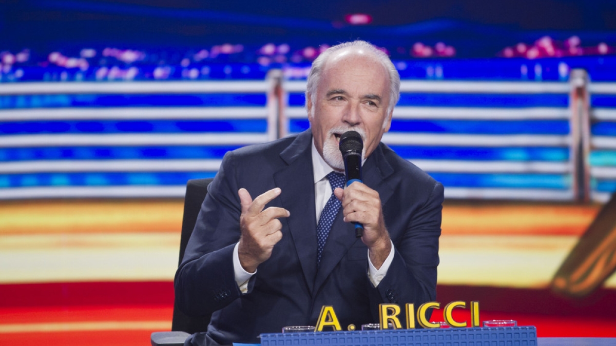 Striscia La Notizia story: perché le Veline si chiamano così, chi ha condotto più puntate, 7 segreti